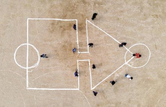 지난달 28일 대전 유성구 남선초등학교에서 5학년 학생들이 오징어게임 놀이를 하고 있다. 뉴스1