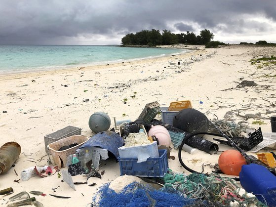 태평양 하와이 북서쪽에 있는 미드웨이 환초 해변에 플라스틱을 비롯한 해양 쓰레기가 쌓여 있다. 바닷새와 해양동물을 위한 야생동물 보호구역이지만, 쓰레기가 가득하다. AP=연합뉴스