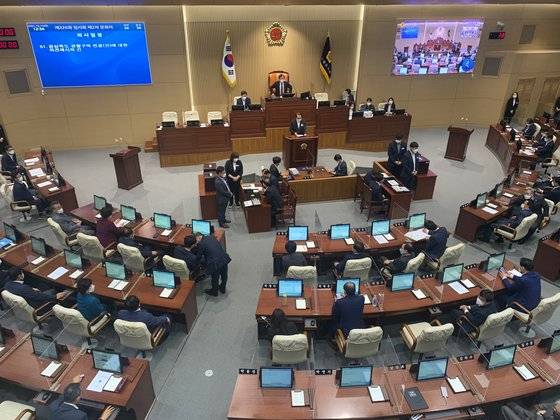 14일 경북 안동시 경북도의회 본회의장에서 경북도의원들이 경북 군위군의 대구광역시 편입에 대한 찬반을 묻는 투표를 진행하고 있다. 김정석 기자