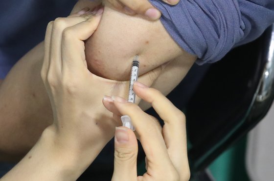 14일 서울 서대문구 북아현문화체육센터에 마련된 신종 코로나바이러스 감염증(코로나19) 백신 예방 접종센터에서 백신 접종이 진행되고 있다.뉴스1