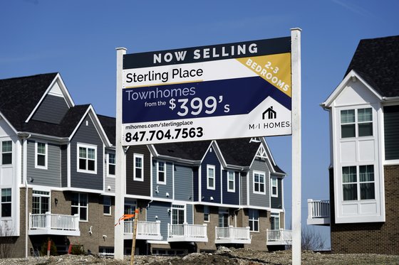 지난 3월 미국 일리노이주 노스브룩의 한 주택가 앞에 주택 매물 광고가 세워져 있다.[AP=연합뉴스]