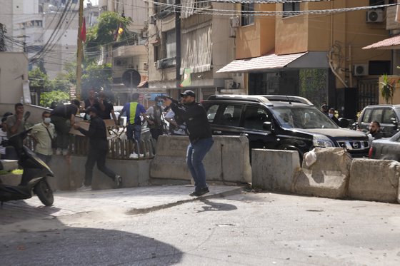 14일(현지시간) 레바논 수도 베이루트에서 시위 중 총격전이 벌어지고 있다. AP=연합뉴스