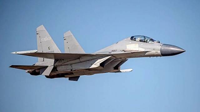 중국 인민해방군 공군 소속의 J-16 전투기 비행 모습. 타이완 공군은 지난 1일부터 4일까지 중국 공군의 전투기와 폭격기 등 모두 149대의 항공기가 자국 방공식별구역(ADIZ)을 침범했다고 발표했다. 타이완 당국은 중화민국 건국기념일인 10일에도 J-16 와 대잠초계기 등 중국 공군기 3대가 방공 식별구역을 침범했다고 발표했다.