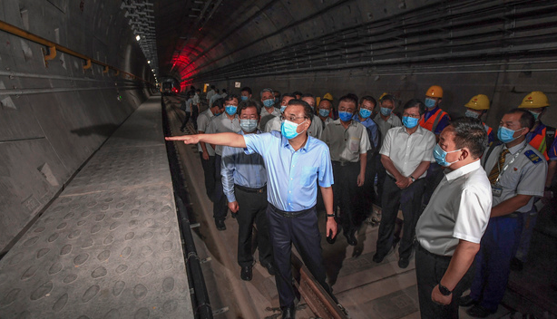 리커창 중국 총리(가운데)가 8월 18일 허난성 정저우시 수해 지역의 지하철 터널을 방문한 모습 (사진=연합뉴스)