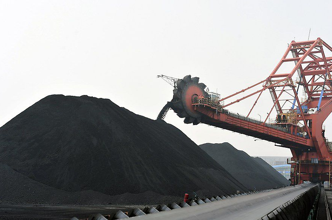중국 허베이성 황화항에서 석탄을 하역하는 모습 (사진=연합뉴스)
