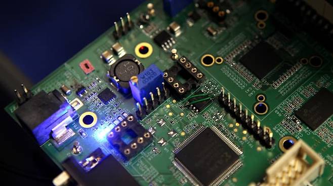 세계 최대 반도체 업체인 TSCM가 올 3분기 어닝 서프라이즈를 기록할 것으로 예상되는 가운데 글로벌 투자은행들의 평가가 엇갈리고 있다. / CNBC 캡처