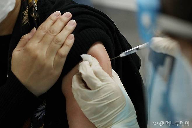 서울 중랑구보건소에서 한 시민이 백신을 맞고 있다. /사진=김휘선 기자 hwijpg@