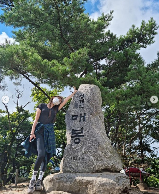 Actor Jung Yu-mi revealed his love for climbing.Jung Yu-mi posted several photos with mountain and cloud emoticons on October 14.Jung Yu-mi, in the photo, poses after climbing Cheonggye Mountain, and a cute eye that can not be covered by a hat and mask caught his eye.Cool skies and blue trees provided healing.The netizens who saw this responded such as fresh and bright and pretty.Meanwhile, Jung Yu-mi has been openly devoted to Kangta since 2020.