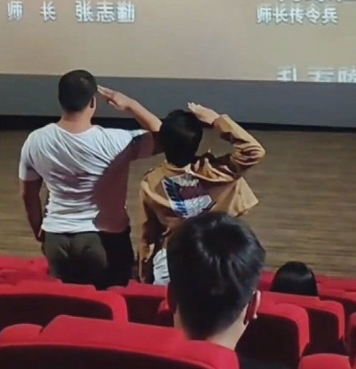 거수경례를 하고 있는 중국인 관객 (출처: 웨이보)