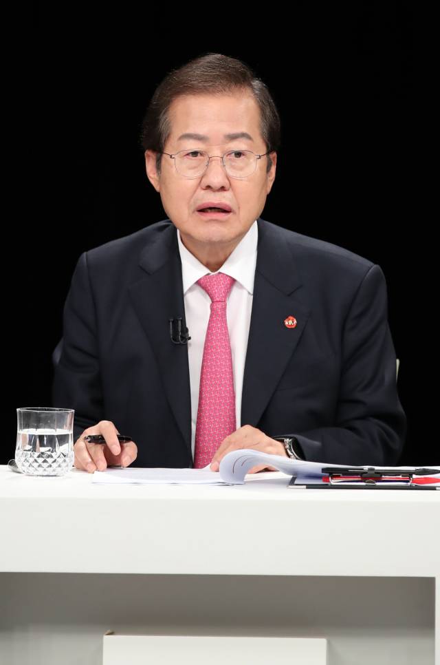 13일 오후 KBS 제주방송총국에서 열린 국민의힘 대선 경선 후보자 제주 토론회에서 홍준표 후보가 토론을 준비하고 있다./연합뉴스