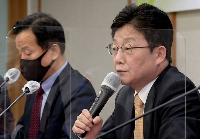 국민의힘 대권 주자인 유승민 전 의원(오른쪽)이 지난 12일 오후 서울 중구 한국프레스센터에서 열린 한국기자협회 주최 국민의힘 유승민 전 국회의원 초청 토론회에서 질의에 답하고 있다./국회사진기자단 2021.10.12