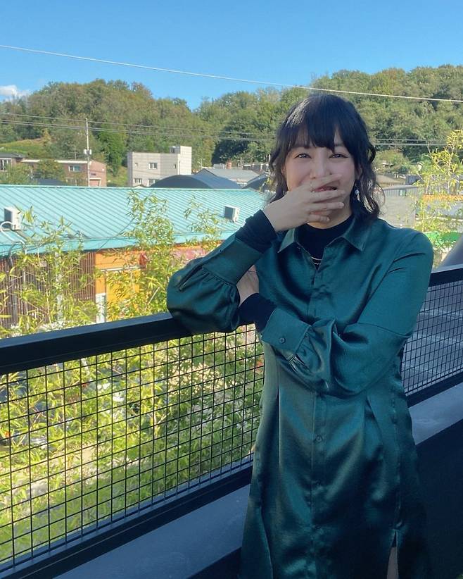 On the afternoon of the 14th, Go Eun-ah posted a picture on his instagram without any explanation.In the open photo, Go Eun-ah poses in the background of blue nature, and his face is captivating by giving points with green costumes and smiling broadly.Go Eun-ah, who was born in 1988 and is 33 years old, debuted in 2004 and is currently running YouTube with his brother Mir.Recently, he has been involved in hair care transplant surgery and collected topics.Photo: Go Eun-ah Instagram
