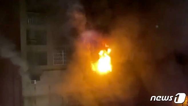 14일(현지시간) 대만 가오슝의 13층짜리 건물에서 화재가 발생해 화염이 치솟고 있다. © 로이터=뉴스1 © News1 신윤하 기자