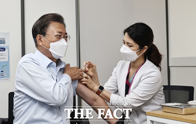 문재인 대통령이 15일 서울 국립중앙의료원 코로나19 중앙예방접종센터에서 코로나19 백신 추가 접종을 받고 있다. /뉴시스