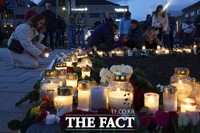 화살 공격 현장에서 꽃과 촛불을 놓고 희생자들을 추모하는 주민들. / 콩스베르그=AP.뉴시스