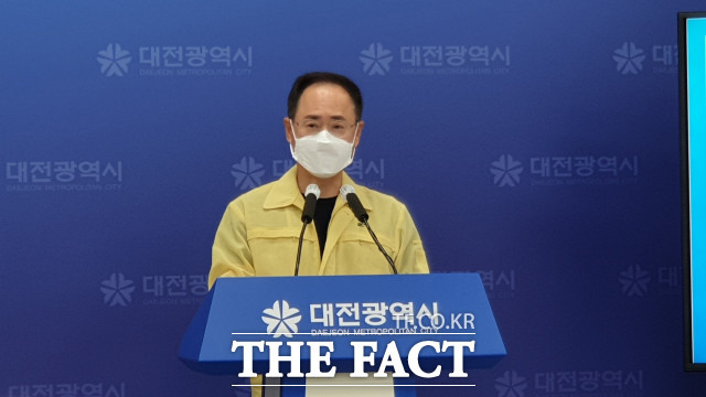 이동한 대전시 보건복지국장이 15일 사회적 거리두기 연장 관련 브리핑을 하고 있다. / 대전=최영규 기자