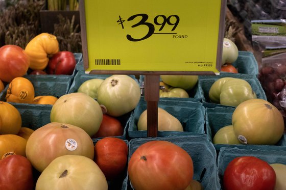 지난 8월 미국 워싱턴의 한 식료품 가게 과일 판매대에 가격이 표시돼 있다. [AFP=연합뉴스]