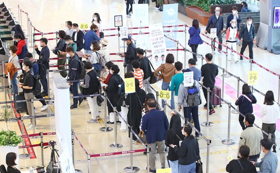 15일 오전 서울 김포공항 국내선 청사 승객들이 탑승수속을 밟고 있다. 연합뉴스
