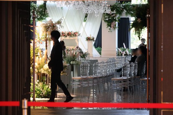 3일 서울의 한 결혼식장에서 하객들이 식장으로 들어서고 있다. 뉴스1