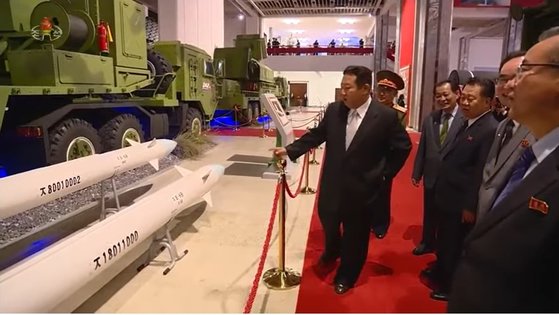 지난 5년간 북한이 개발한 무기들을 관람하고 있는 김정은 국무위원장이 미상의 미사일을 유심히 보고 있다. 유튜브 캡쳐.