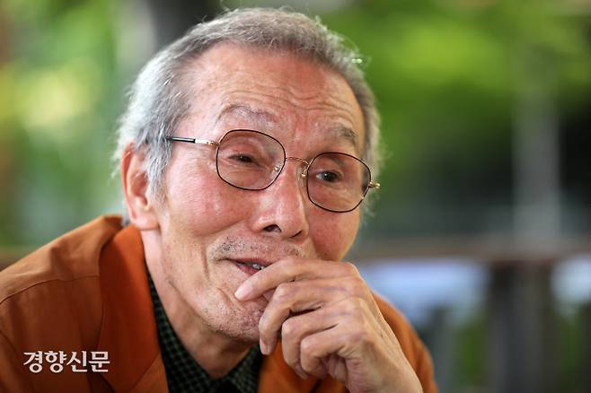 오영수씨는 초등학교에 다니던 10대 때부터 60년 넘게 평행봉으로 체력을 단련해왔다. 지금도 매일 아침 6시20분이면 경기 위례신도시 자택에서 나와 20분을 걸어 남한산성 초입에 도착한 다음 평행봉을 50개 한다. 하루 1만보 걷기도 게을리하지 않는 그는 바둑도 수준급이다. 박민규 선임기자