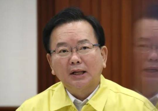 Prime Minister Kim Boo-kyum presides over a Central Disaster and Safety Countermeasure Headquarters meeting on COVID-19 at the government office in Seoul on October 15. Yonhap News