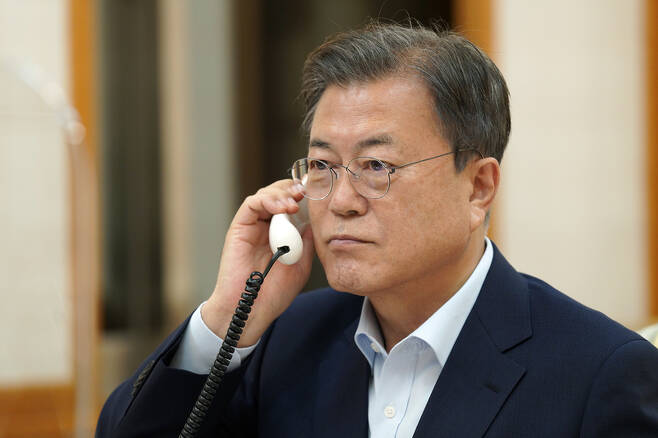 문재인 대통령이 15일 오후 청와대 관저 회의실에서 기시다 후미오 일본 총리와 통화를 하고 있다. / 사진 = 청와대 제공