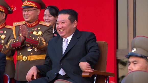 북한 조선중앙TV는 지난 11일 평양의 3대혁명전시관에서 김정은 국무위원장이 참석한 가운데 국방발전전람회 '자위-2021'이 열렸다고 13일 보도했다. 조선중앙TV 캡처