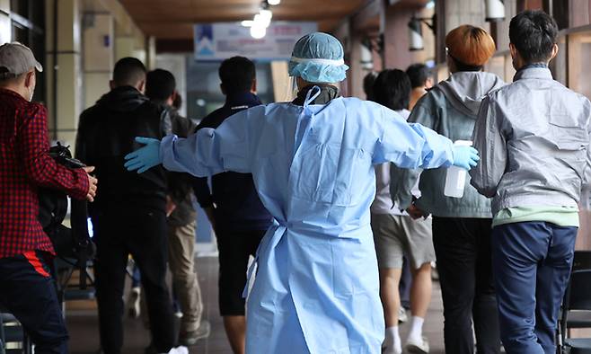 15일 서울 송파구보건소 선별진료소에서 시민들이 신종 코로나바이러스 감염증 검사를 받기 위해 대기하고 있다.
