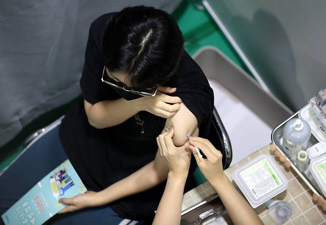 15일 오후 서울 서대문구 북아현문화체육센터에 마련된 신종 코로나바이러스 감염증(코로나19) 백신 예방 접종센터에서 시민들이 백신접종을 받고 있다. 뉴스1