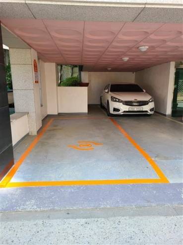 마포구 공유주차장 - 마포구가 개인 소유 주차장을 타인과 공유하는 골목공유주차사업을 추진하고 있는 가운데, 한 공유주차장에 도색이 돼 있다.마포구 제공