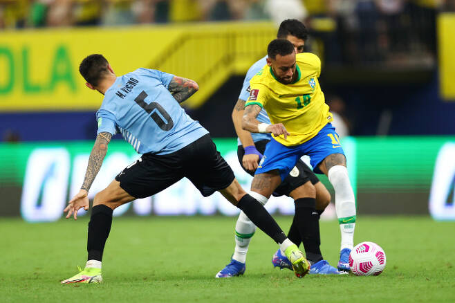 브라질의 네이마르(오른쪽)가 15일 열린 카타르 월드컵 남미예선 우루과이와의 홈 경기에서 상대 수비를 제치고 돌파를 시도하고 있다. 게티이미지코리아