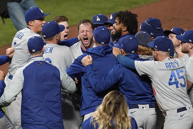 LA 다저스 선수들이 15일 NLDS 5차전을 이긴 뒤 한데 엉켜 기뻐하고 있다. | AP연합뉴스