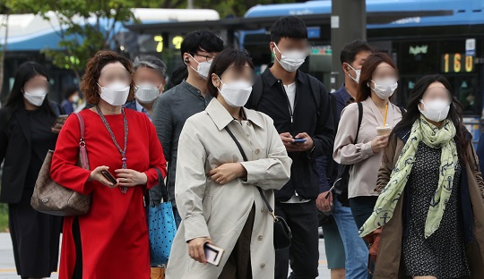 서울 광화문네거리에서 갑자기 떨어진 기온으로 두꺼운 옷을 입은 시민들이 걷고 있다. 사진=뉴스1