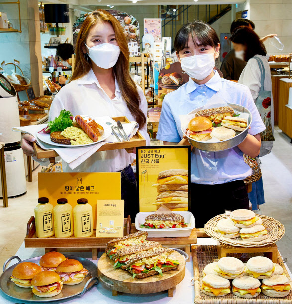 ▲지난 8일 서울 시내 한 파리바게뜨 직영 매장에서 모델들이 식물성 대체 달걀 ‘저스트 에그(JUST Egg™)’를 활용한 신제품을 선보이고 있다.(사진=SPC)