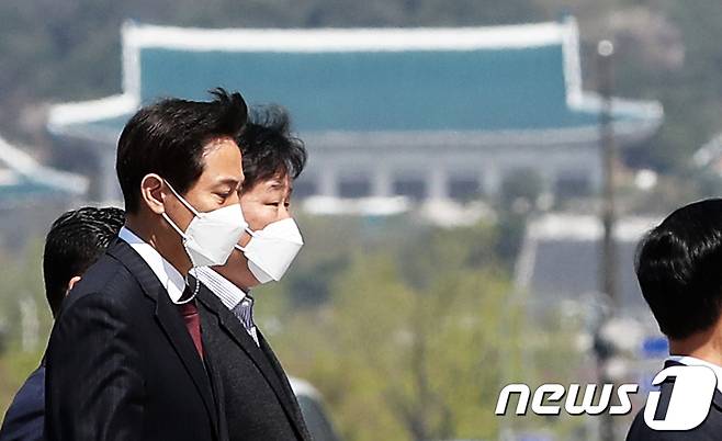 오세훈 시장이 8일 오전 취임 첫 외부 일정으로 계획한 서울시의회 방문을 마친뒤 청와대가 바라 보이는 횡단보도를 건너고 있다.2021.4.8/뉴스1 © News1 오대일 기자