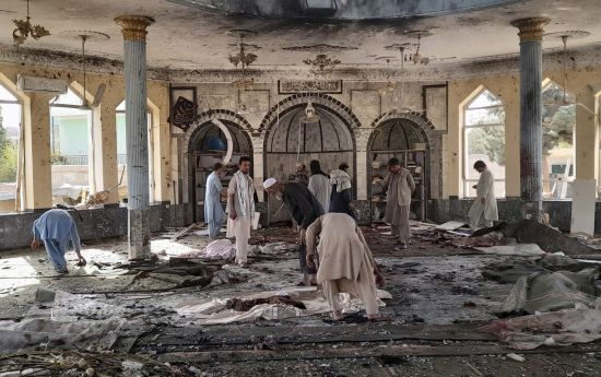 자살 폭탄 테러가 발생한 아프가니스탄 모스크 [이미지출처=AP연합뉴스]