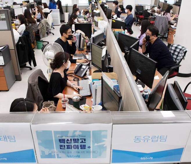 15일 오후 서울 중구‘참좋은여행’직원들이 해외여행 상담 전화를 처리하느라 분주한 모습이다. /이태경 기자
