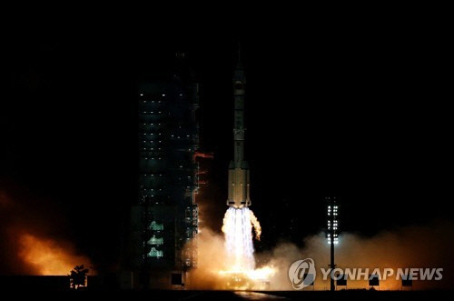 16일 중국 간쑤성 주취안 위성발사센터에 이뤄진 중국 유인우주선 선저우 13호 발사 모습  연합뉴스