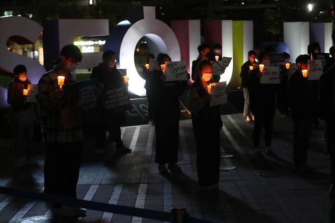홍군의 친구들과 특성화고 학생 및 시민들이 촛불을 들고 홍군을 추모하고 있다. 김태형 기자