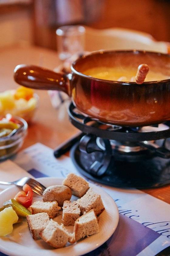 빵을 꽂아 먹는 게 일반적이지만, 감자나 피클도 퐁뒤와 잘 어울린다. 사진 스위스관광청