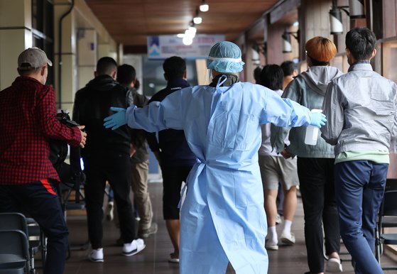 지난 15일 오전 서울 송파구보건소 선별진료소에서 시민들이 신종 코로나바이러스 감염증(코로나19) 검사를 받기 위해 대기하고 있다. 연합뉴스
