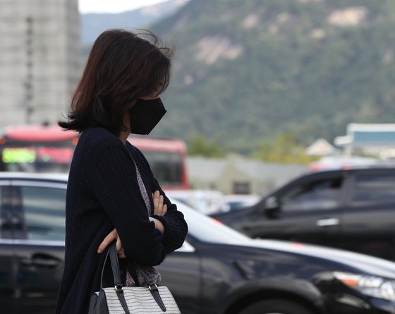 12일 오전 서울 광화문네거리에서 두꺼운 옷을 입은 시민들이 출근하고 있다. 기상청은 오늘 낮에도 평년 기온을 밑돌면서 쌀쌀하다가 주말에 비가 내린 후 기온이 뚝 떨어질 것으로 예보했다. 뉴스1