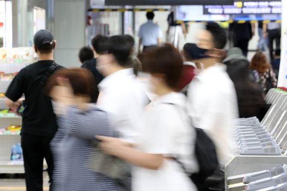 서울 종로구 광화문 지하철역에서 시민들이 발걸음을 옮기고 있다. 뉴스1
