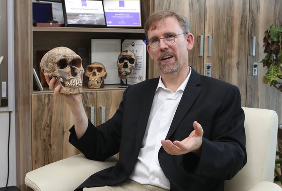 팀머만 교수는 기후물리연구뿐 아니라 이로 인한 인류의 이동 또한 연구하고 있다. 손에 들고 있는 것은 네안데르탈인의 해골 모형이다. 송봉근 기자