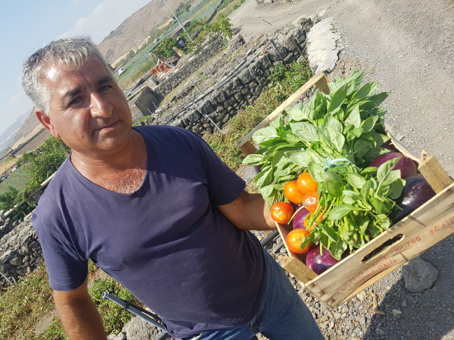 2016년 시칠리아 아드라노에서 만난 농부 눈치오 스피탈레리가 자신의 밭에서 딴 바질과 토마토, 가지를 내보이고 있다. 박경은 기자