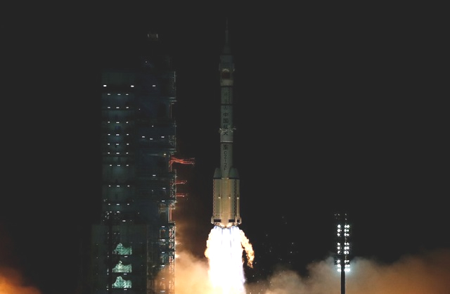 16일 중국 유인우주선 선저우 13호 발사 모습. 로이터연합뉴스