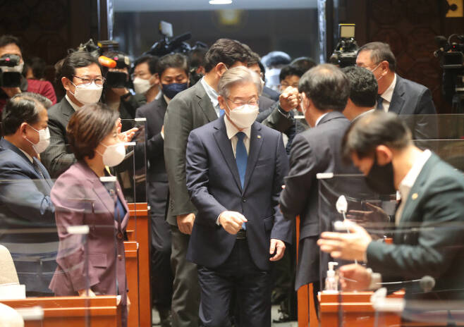 15일 오전 서울 국회에서 열린 더불어민주당 의원총회에 이재명 대선 후보가 의원들의 축하를 받으며 입장 하고 있다.[사진=한주형기자]