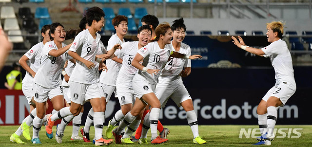 【서울=뉴시스】추상철 기자 =U-19 여자축구대표팀 선수들이 28일 오후 태국 촌부리 스타디움에서 열린 '2019 아시아축구연맹(AFC) U-19 여자챔피언십 B조 1차전' 중국과의 경기에서 승리를 거둔후 기뻐하고 있다. 2019.10.29. (사진= AFC 홈페이지) photo@newsis.com