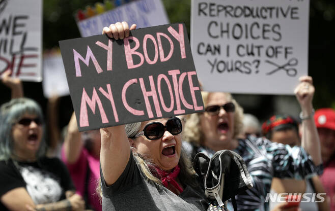 [텍사스=AP/뉴시스] 지난 2019년 5월 21일 낙태할 권리를 주장하는 무리가 텍사스 주청사에서 시위를 벌이는 모습. 연방항소법원은 2021년 10월 15일 텍사스주의 낙태금지법 효력 유지 결정을 내렸다. 2021.10.15. *재판매 및 DB 금지